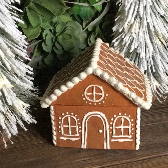 Pottery Barn Whimsical Lidded Holiday Gingerbread House Stoneware Cookie Jar BN - Picture 5 of 16